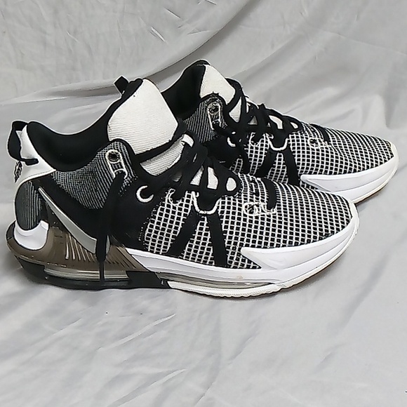 Lebron's..Witness VII..Black  & White..Sz 10 - Picture 2 of 5